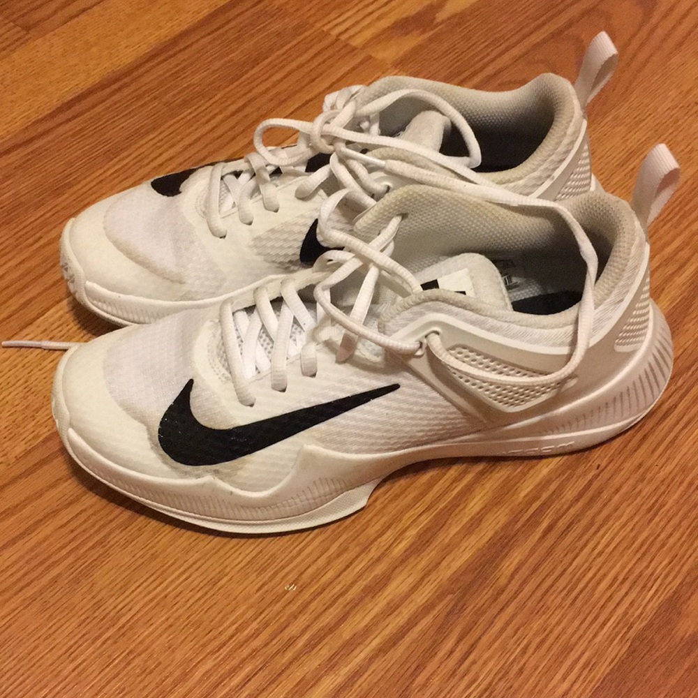 Size 7.5 white nike volleyball shoes